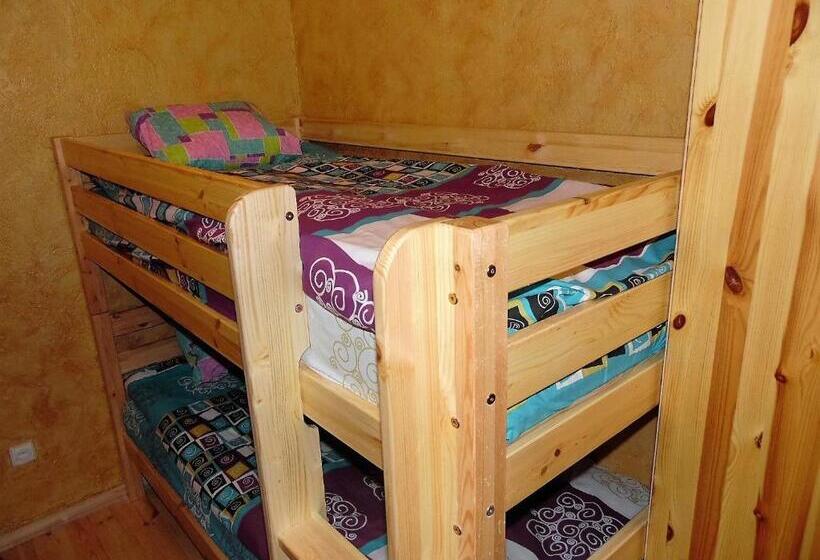 اتاق خانوادگی با چشم‌انداز باغ, Zelta Pirts Guest House