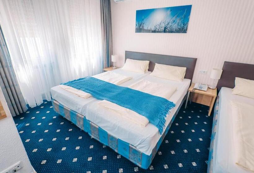 חדר סטנדרט לשלושה, Benger