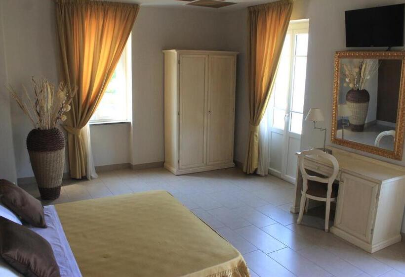 סוויטת ג'וניור עם מרפסת, Capovilla