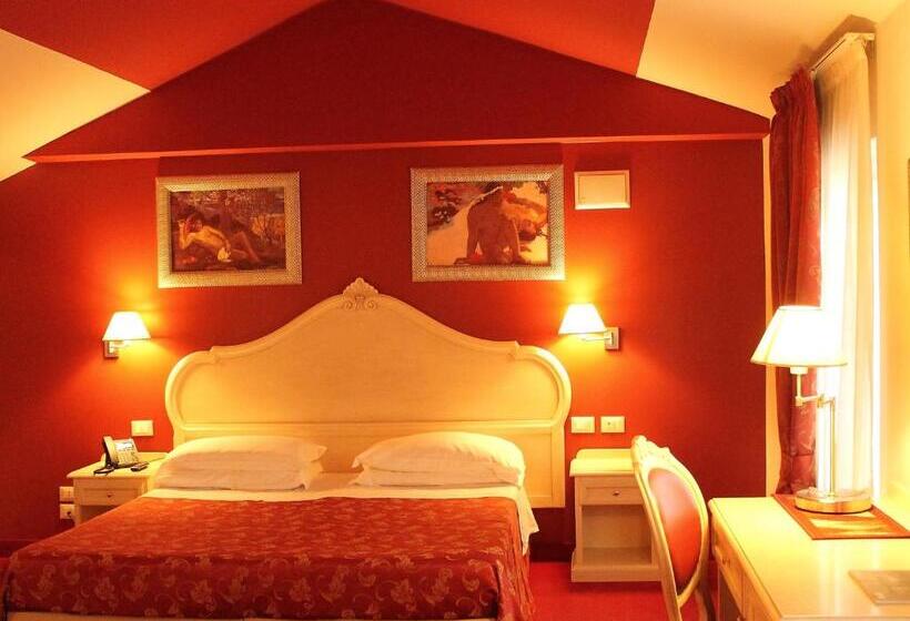 חדר סטנדרט לשלושה, Capovilla