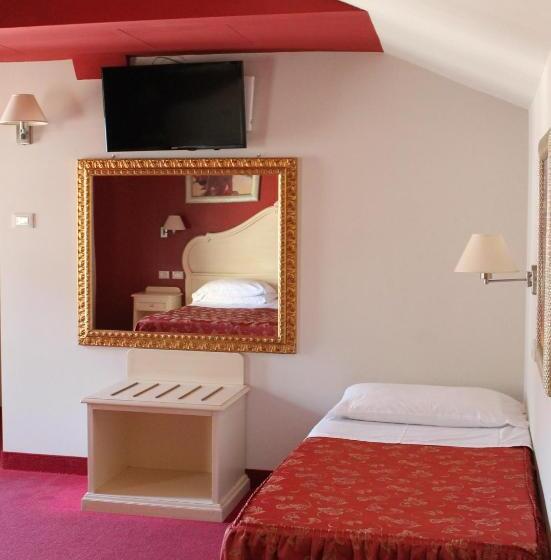 חדר סטנדרט לשלושה, Capovilla