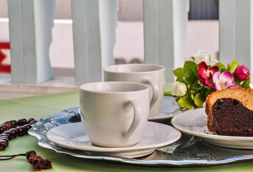 スタンダードトリプルルーム, Dionysis Studios