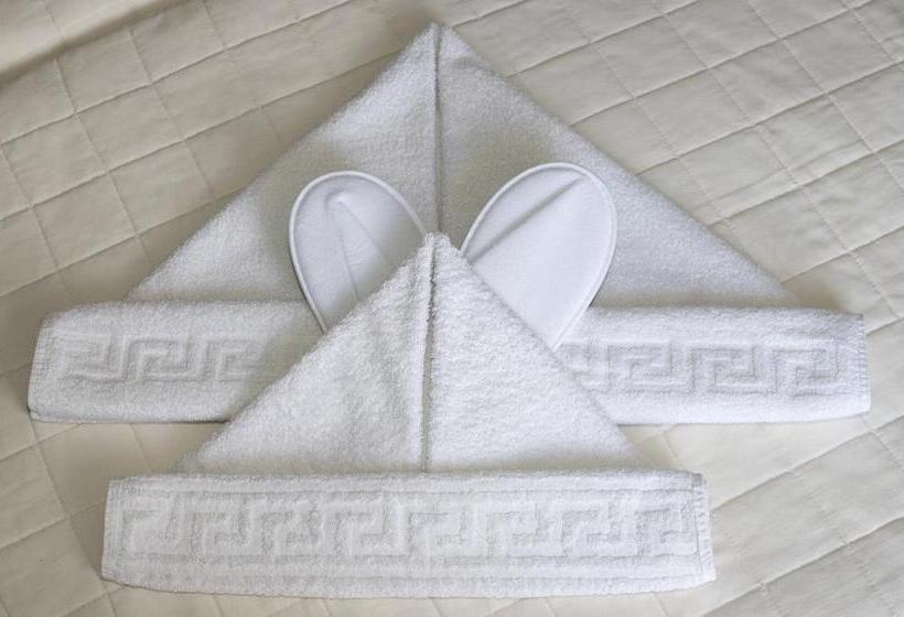 スタンダードトリプルルーム, Dionysis Studios