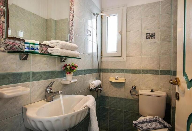 スタンダードトリプルルーム, Dionysis Studios