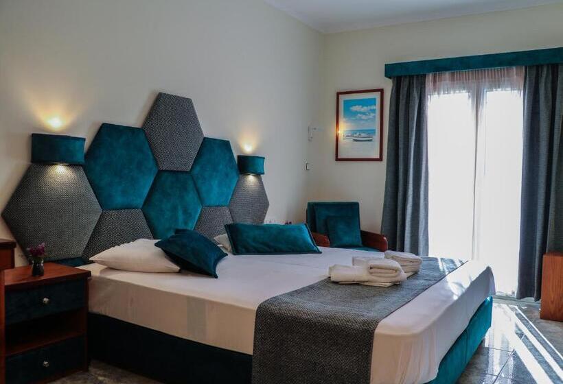 スタンダードトリプルルーム, Dionysis Studios