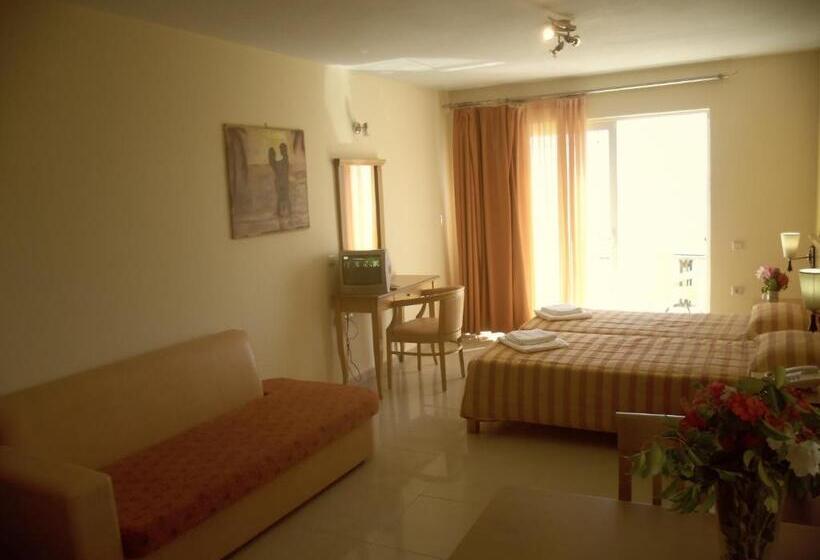 חדר סטנדרט לשלושה עם טרסה, Ionio Star