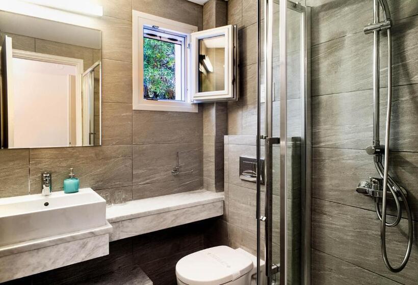 חדר סטנדרט לשלושה עם מרפסת, Nefeli