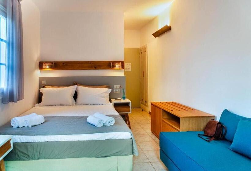 חדר סטנדרט לשלושה עם מרפסת, Nefeli