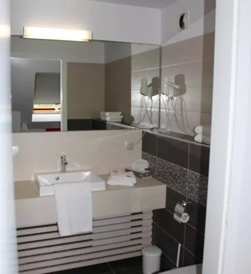 Standard Quadruple Room, Restaurant Crystal