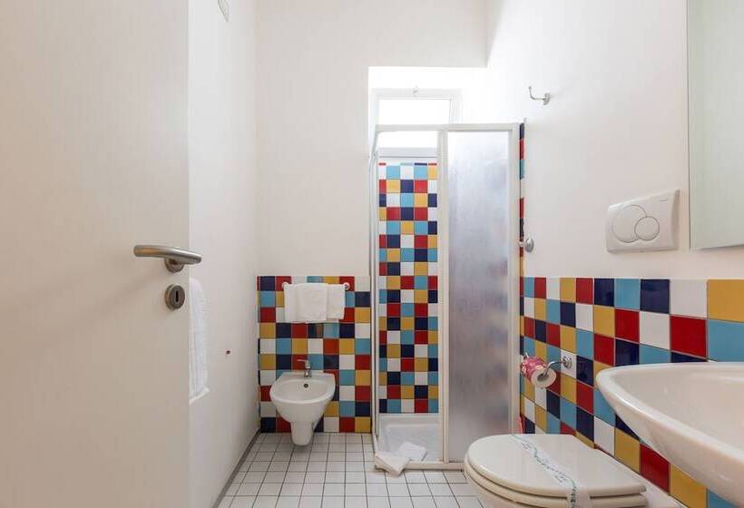 חדר סטנדרט לשלושה, Silver