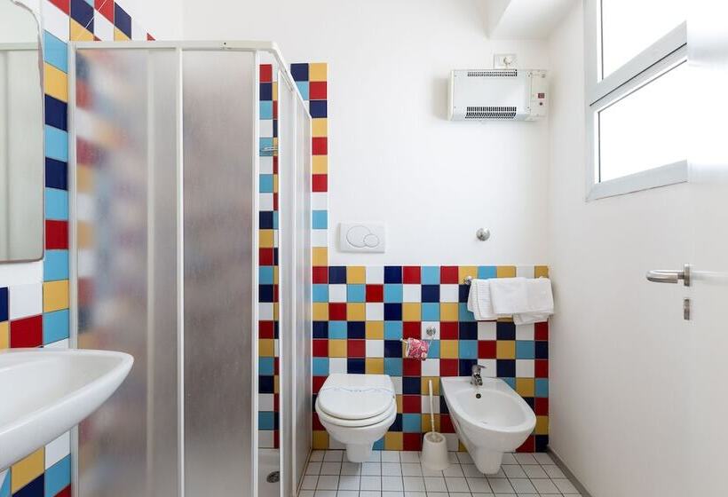 חדר סטנדרט לשלושה, Silver