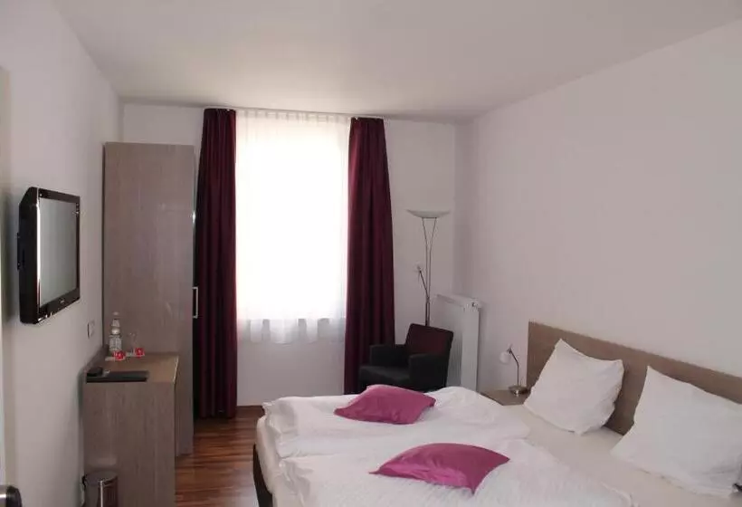 Huoneisto 1 Makuuhuone Puutarhanäkymä, Rheinhotel Arte