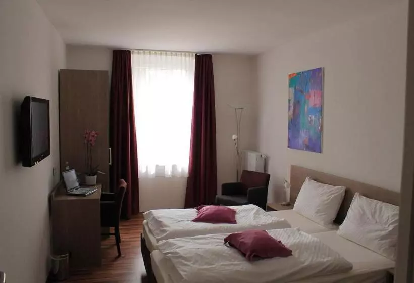 Huoneisto 1 Makuuhuone Puutarhanäkymä, Rheinhotel Arte