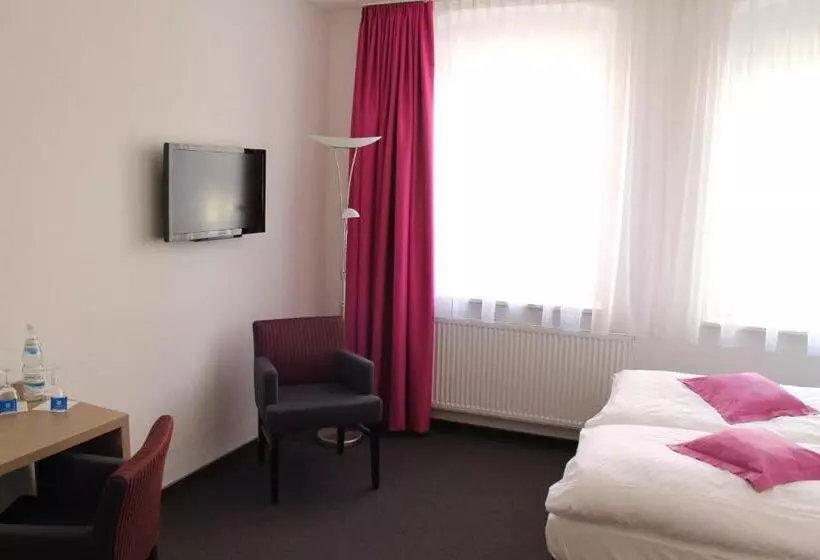 Huoneisto 1 Makuuhuone Puutarhanäkymä, Rheinhotel Arte