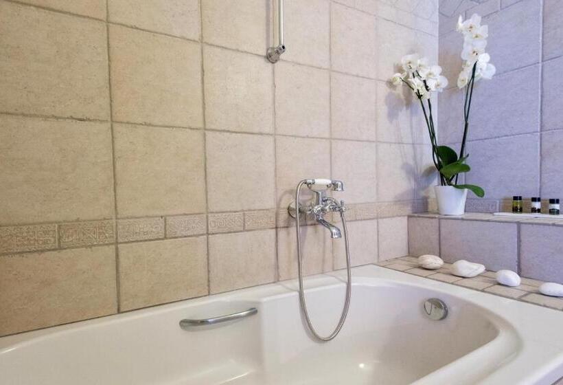 جناح جونيور مطلّ علي البحر, Yades Suites & Spa   Adults Only