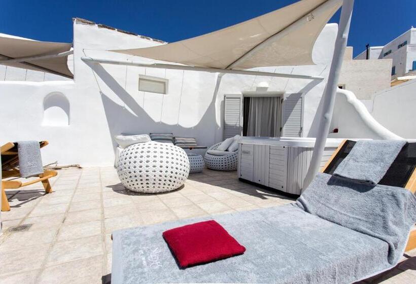 جناح مطلّ علي البحر مزود بجاكوزى, Yades Suites & Spa   Adults Only