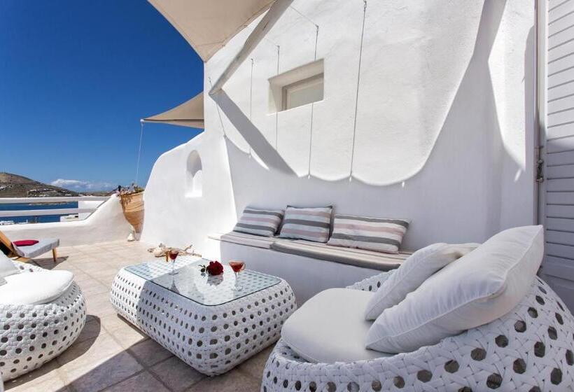 جناح مطلّ علي البحر مزود بجاكوزى, Yades Suites & Spa   Adults Only