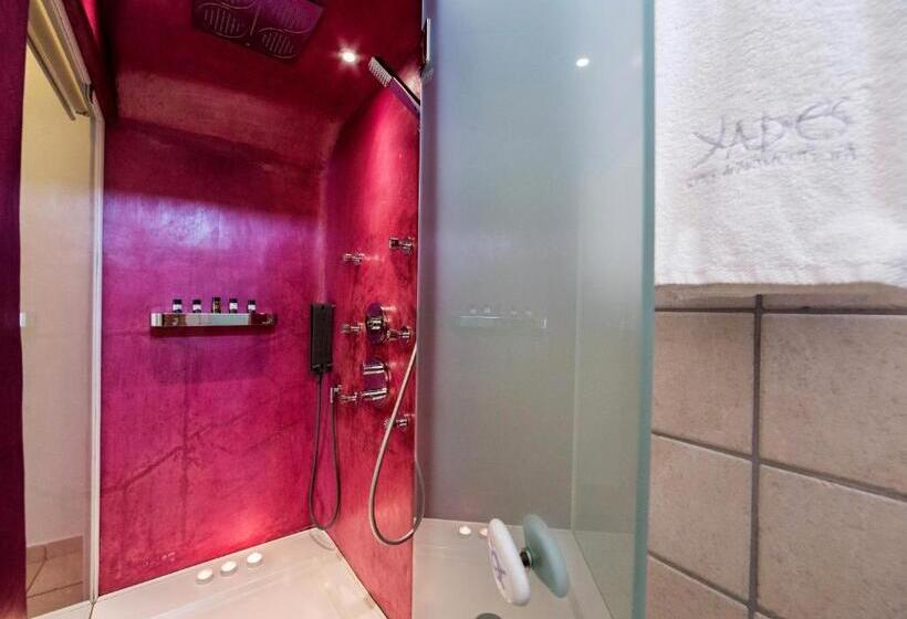 جناح مطلّ علي البحر مزود بجاكوزى, Yades Suites & Spa   Adults Only