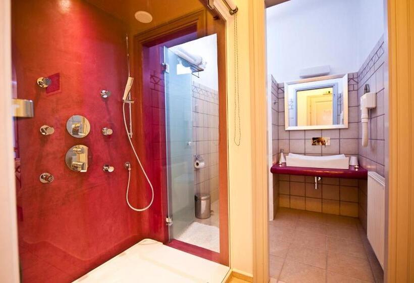 جناح مطلّ علي البحر مزود بجاكوزى, Yades Suites & Spa   Adults Only