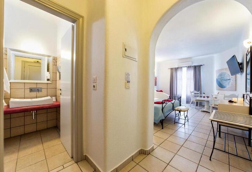 جناح مطلّ علي البحر مزود بجاكوزى, Yades Suites & Spa   Adults Only