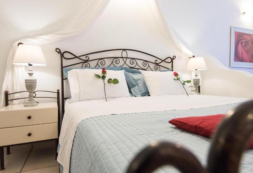 جناح مطلّ علي البحر مزود بجاكوزى, Yades Suites & Spa   Adults Only