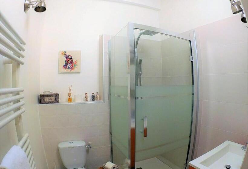 ガーデンビュースタンダードルーム, La Villa Carcassonne, Cité 8 Min à Pieds, Clim, Piscine, Full Wifi, Borne 7,5kw, Vélo élect, Parking