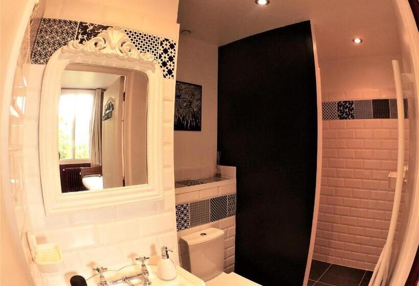 スタンダード４人部屋, La Villa Carcassonne, Cité 8 Min à Pieds, Clim, Piscine, Full Wifi, Borne 7,5kw, Vélo élect, Parking