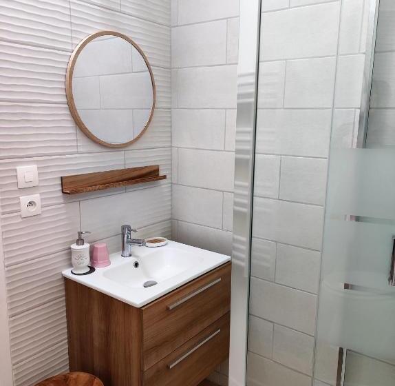 ガーデンビューデラックスルーム, La Villa Carcassonne, Cité 8 Min à Pieds, Clim, Piscine, Full Wifi, Borne 7,5kw, Vélo élect, Parking