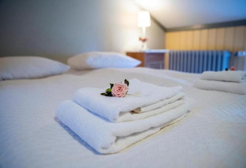 اتاق استاندارد با سرویس بهداشتی مشترک, Flatey