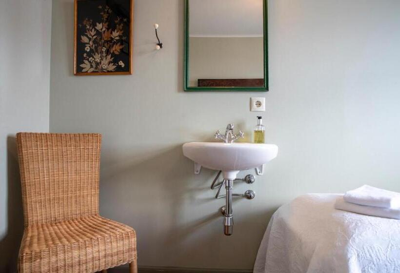 اتاق استاندارد با سرویس بهداشتی مشترک, Flatey