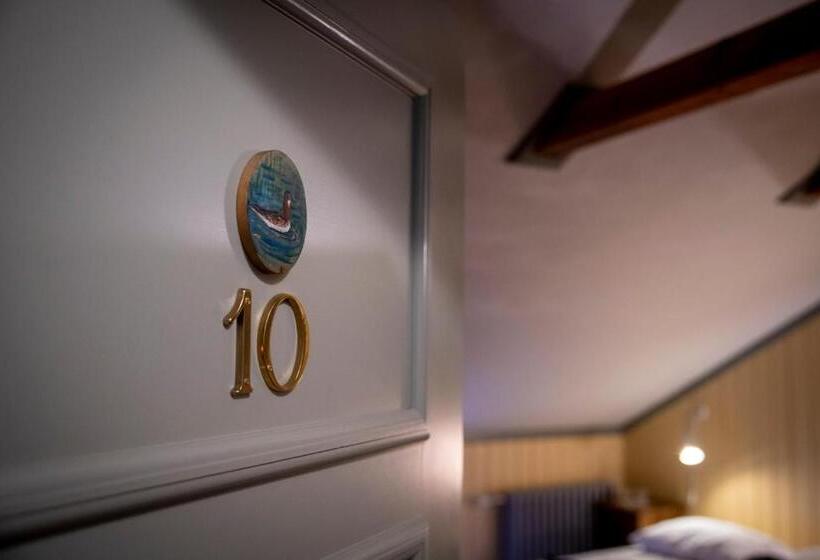 اتاق استاندارد با سرویس بهداشتی مشترک, Flatey