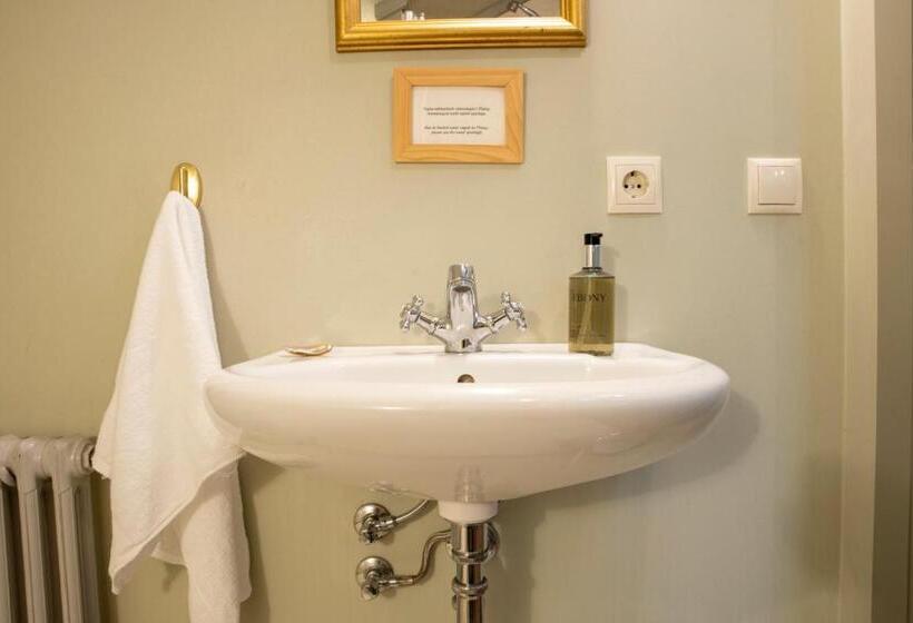 اتاق خانوادگی, Flatey