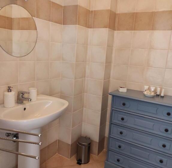 غرفة قياسية رباعية, B&b Anyme