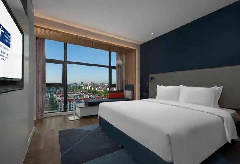 キングサイズベッドのスイートルーム, Holiday Inn Express Shanghai Qingpu New City, An Ihg