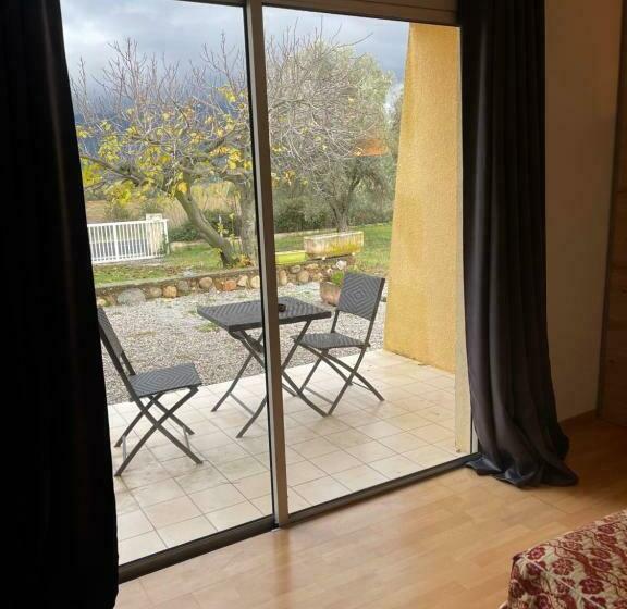 带露台的标准房间, La Garenne