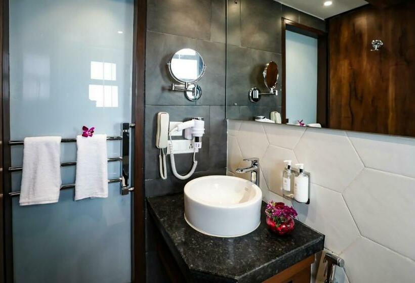 エクゼクティブルーム, Regenta Suites Gurugram, Sohna Road, Sector 49