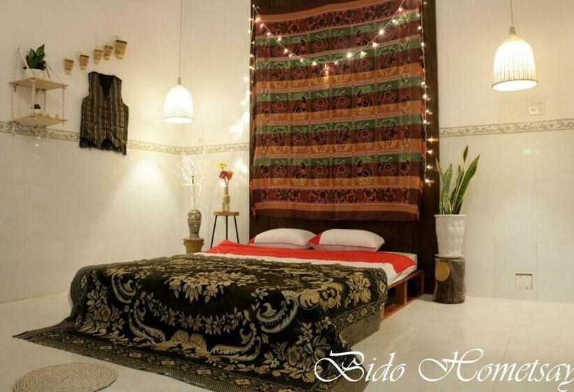 اتاق لوکس خانوادگی, Bí đỏ Homestay