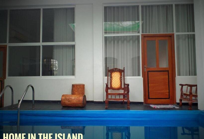 Medencére Néző Standard Szoba, Home In The Island