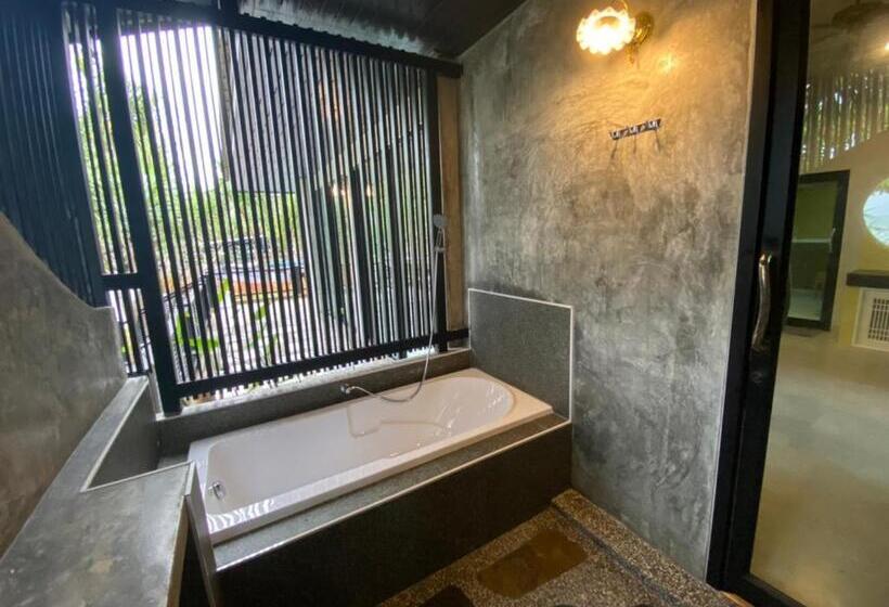 غرفة عائلية مطلّة علي البحر, The Wynn Kohjum