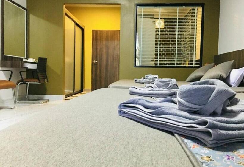 חדר דלוקס לשלושה, The Wynn Kohjum