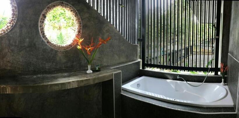 غرفة عائلية مطلّة علي البحر, The Wynn Kohjum