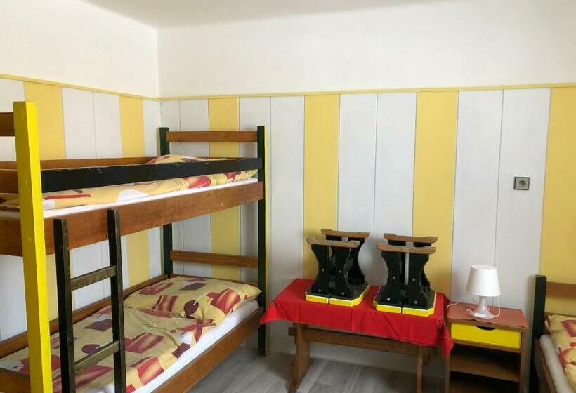 غرفة قياسية ثلاثية, U Dvou Rysů