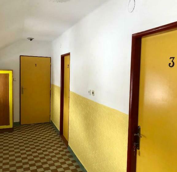 غرفة قياسية ثلاثية, U Dvou Rysů