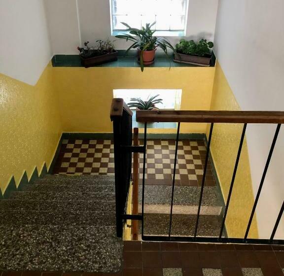 غرفة قياسية ثلاثية, U Dvou Rysů