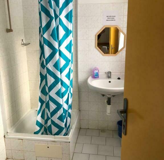 غرفة قياسية ثلاثية, U Dvou Rysů