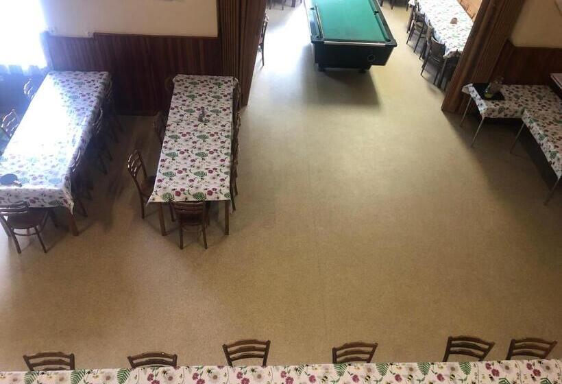 غرفة عائلية, U Dvou Rysů