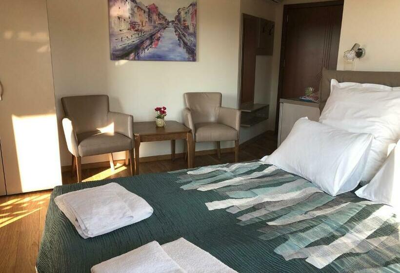اتاق لوکس با بالکن و چشمانداز دریا, Breeze Guest House