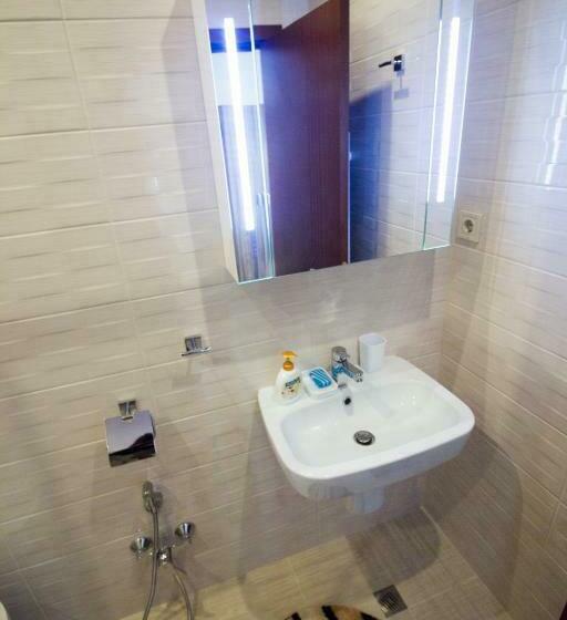 اتاق لوکس با بالکن و چشمانداز دریا, Breeze Guest House