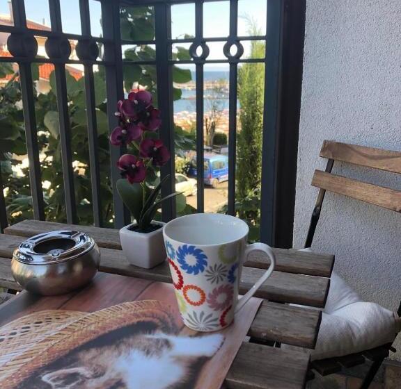 اتاق لوکس با بالکن و چشمانداز دریا, Breeze Guest House