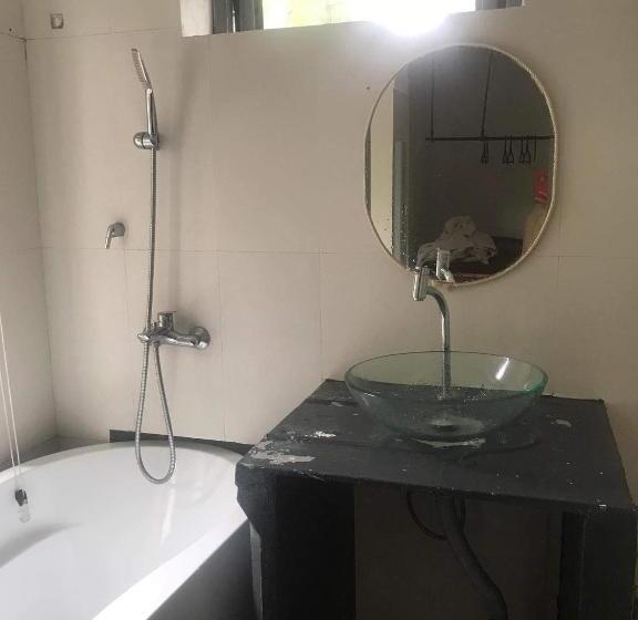 غرفة ديلوكس, Freedom192